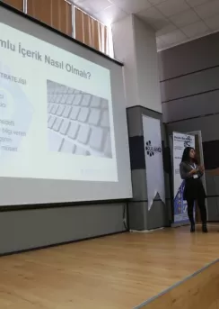 sosyal medya eğitmeni esra gündüz